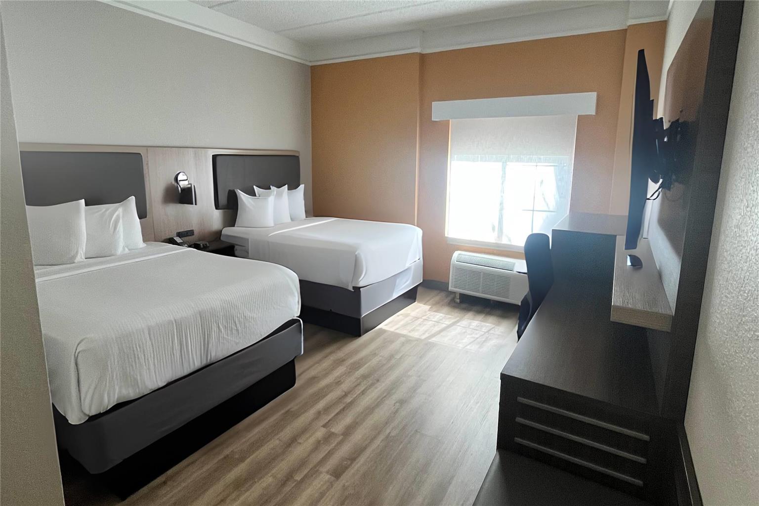 La Quinta Inn & Suites by Wyndham Jacksonville Butler Blvd - photo 22