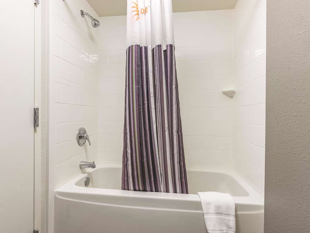La Quinta Inn & Suites by Wyndham Salem NH - photo 32