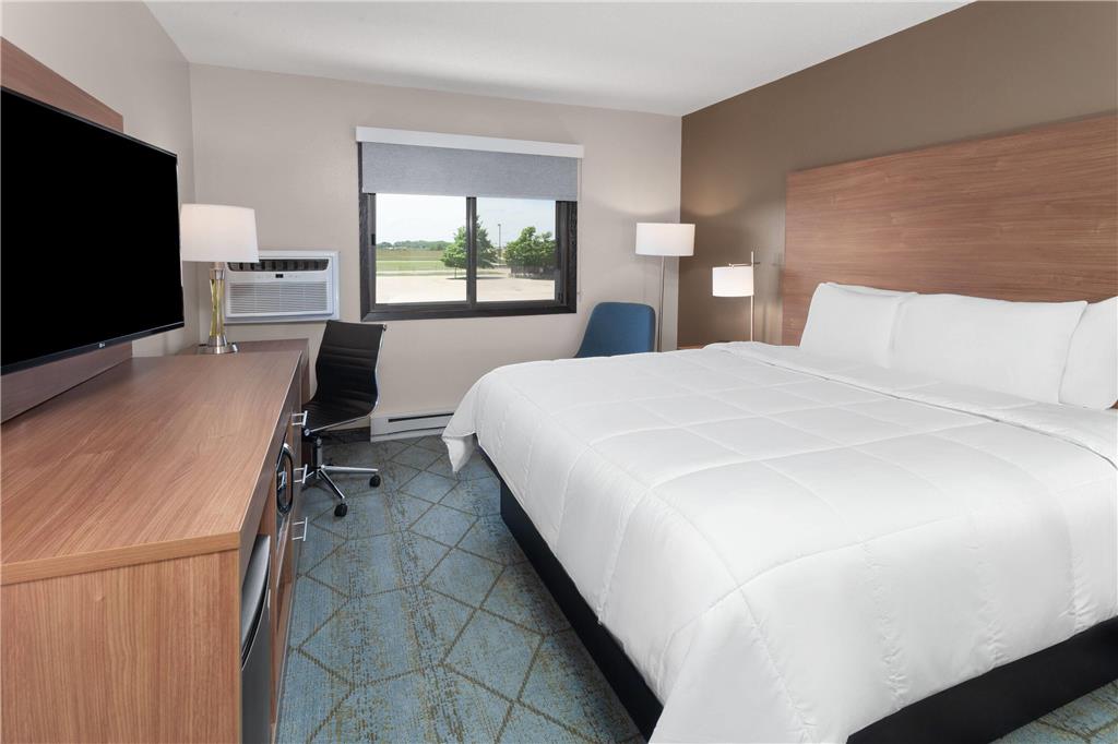 Baymont by Wyndham Oshkosh Airport - photo 21