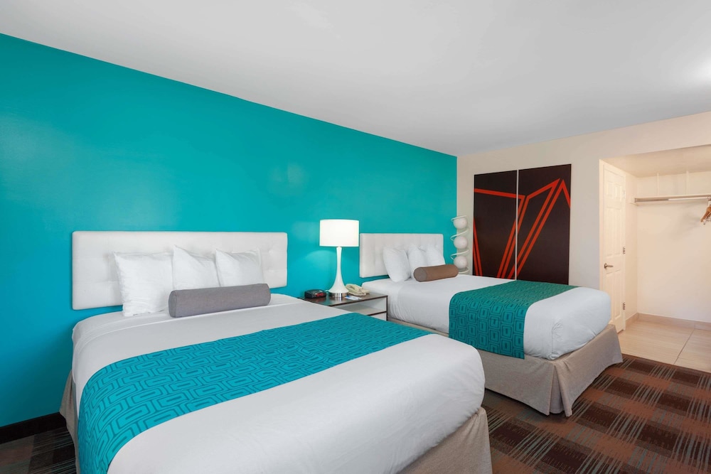 Howard Johnson by Wyndham San Diego Hotel Circle - photo 10