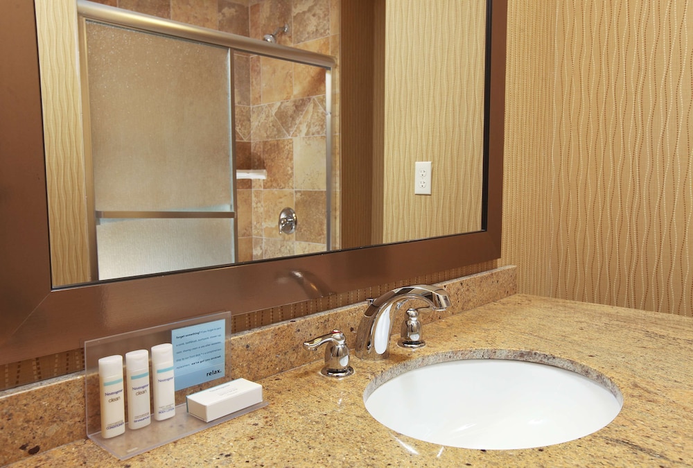 Hampton Inn & Suites by Hilton Fargo Medical Center - photo 18