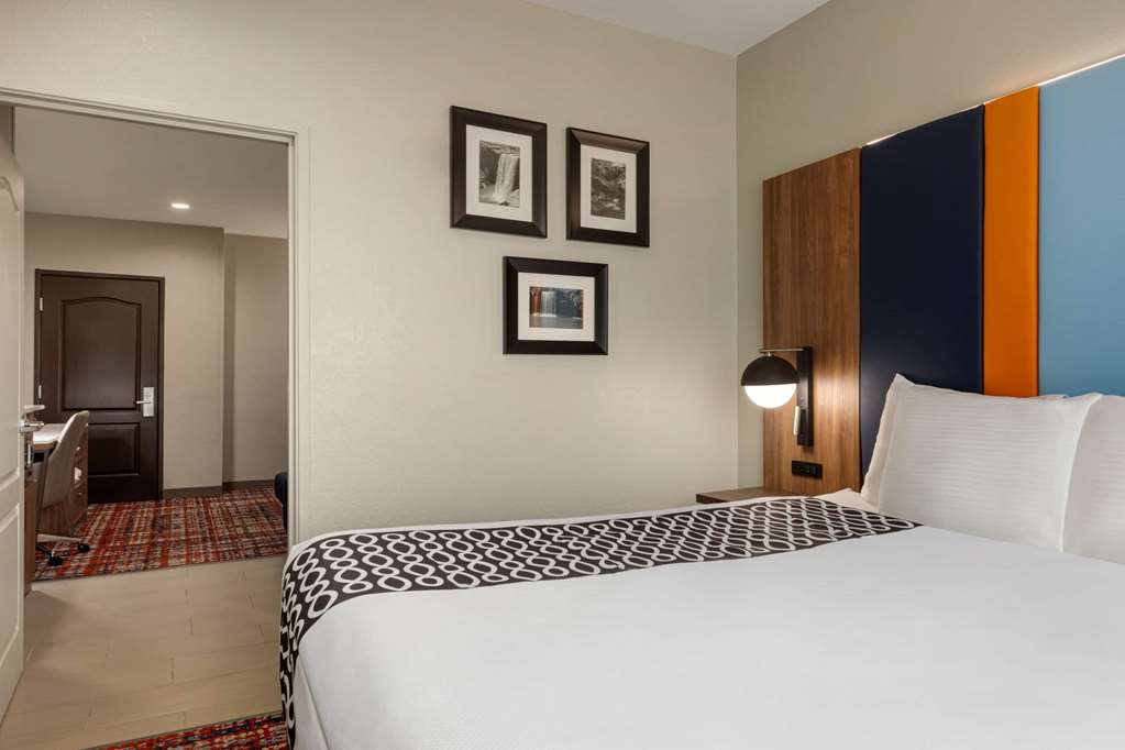 La Quinta Inn & Suites by Wyndham Oxford Anniston - photo 27