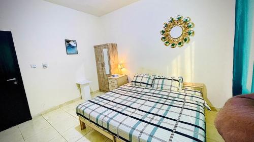 Cozy Private Room with shared washroom in shabiya - carbon neutral hotel in Abu Dhabi