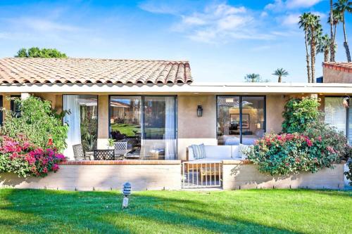 Sunrise Sanctuary Monthly Retreat with Pool in Rancho Mirage, United States