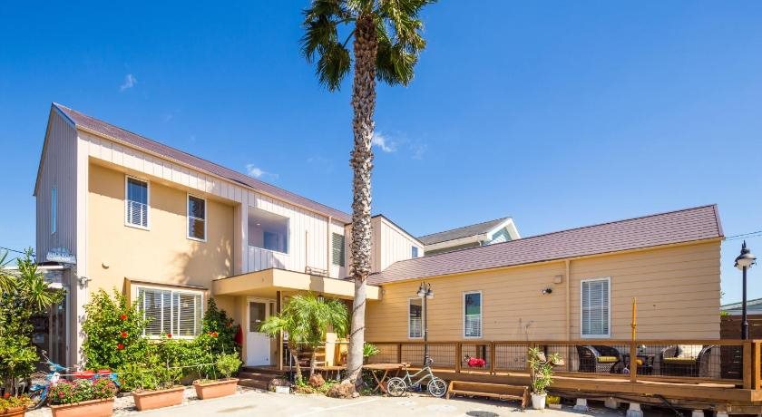 Cafe Hotel Isola Bella in Tateyama, Japan