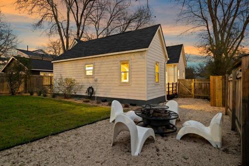 Charming Cherrywood Bungalow 2BR Firepit UT — 4-Star Luxury Hotel in Austin, United States