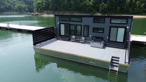 On Water 20 - carbon neutral hotel in Jamestown