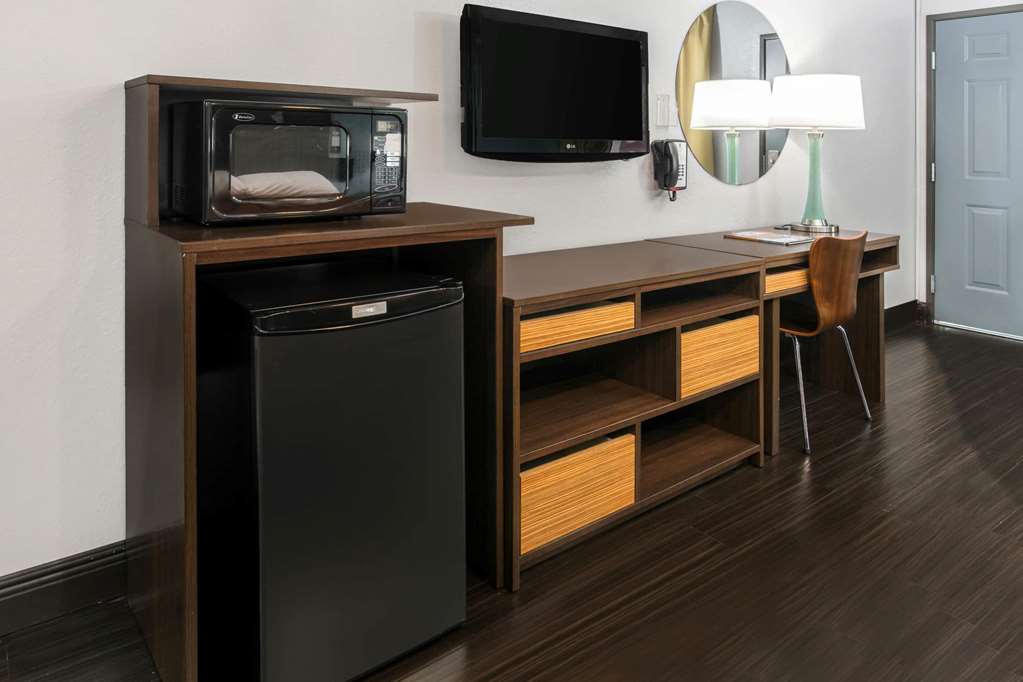 Super 8 by Wyndham Austin University Downtown Area - photo 14