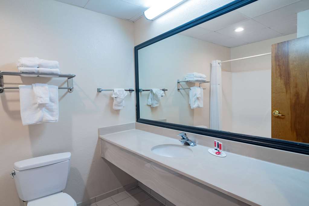 Red Roof Inn & Suites Hinesville - photo 35