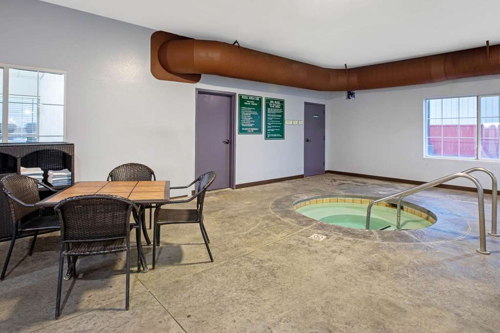 La Quinta Inn & Suites by Wyndham Tulsa Airpt Expo Square - photo 12