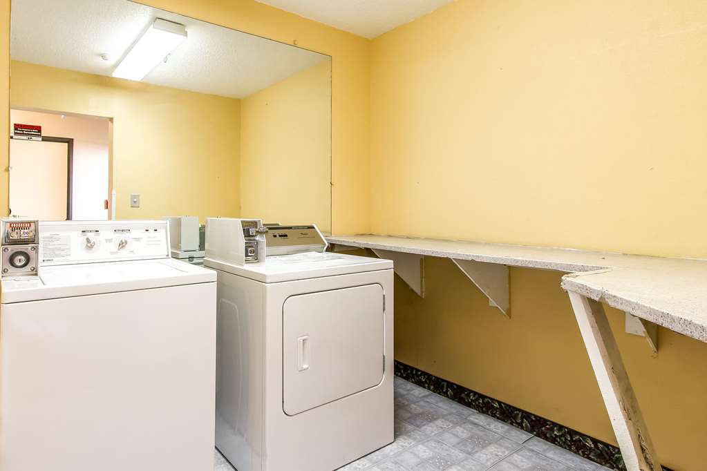 Econo Lodge Inn & Suites Pekin Peoria Area - photo 38