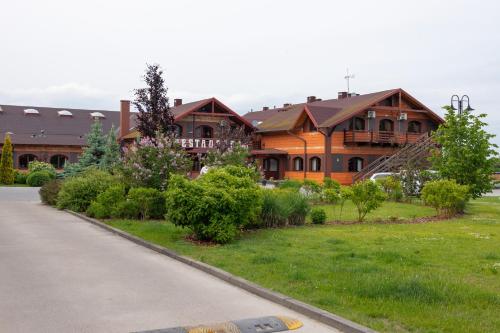 Hotel Trzy Podkowy — hotel in Biskupiec