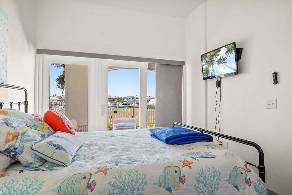 Shorely A Good Time Water Views Roof Top Hot Tub — 4-Star Luxury Hotel in Port Aransas, United States