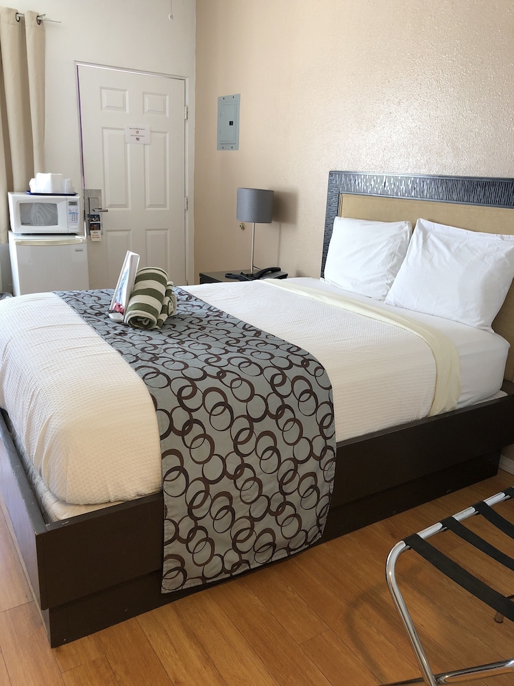 CCBC Resort Hotel A Gay Men's Resort - photo 31