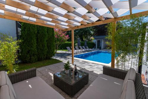 The Oasis Family Friendly Holiday Home with Heated Pool — 4-Star Luxury Hotel in Trilj, Croatia