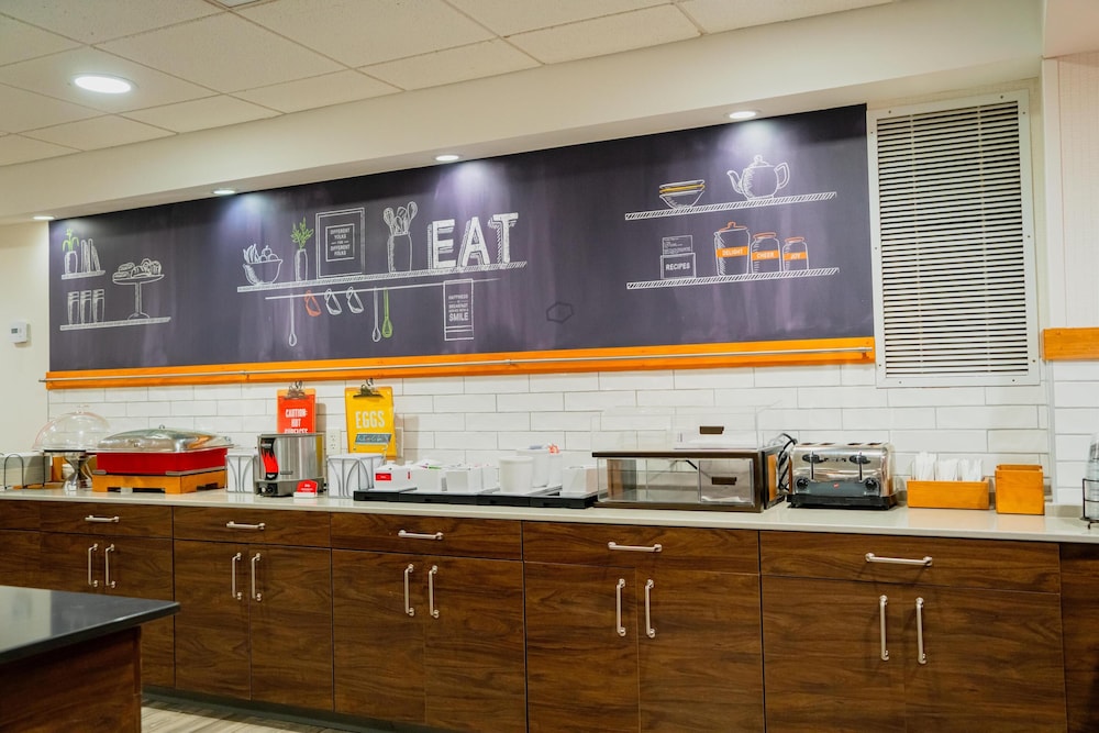 Hampton Inn Gonzales - photo 39