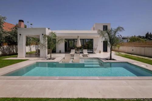 Villa Kala Loutraki Private Pool & Sauna I Beach — 4-Star Luxury Hotel in Loutraki, Greece