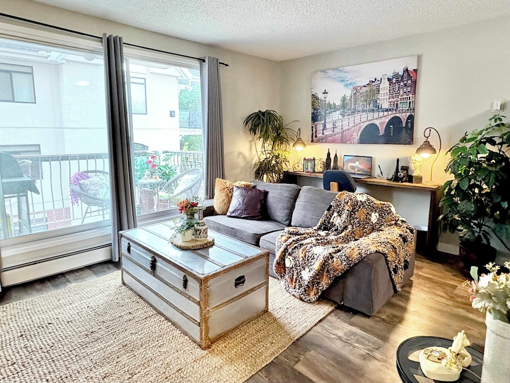 Stylish Downtown Condo near Rogers Place Parking Gym Balcony & Kitchen — 4-Star Luxury Hotel in Edmonton, Canada