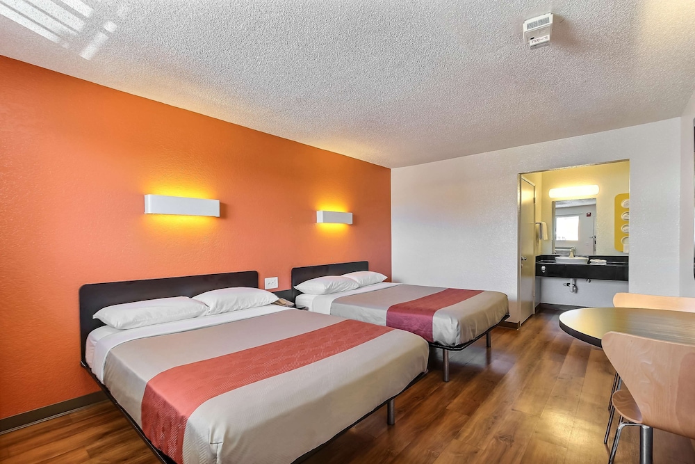 Motel 6 Oakland Airport - photo 11
