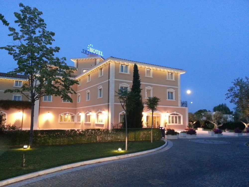 Villa Michelangelo — 4-Star Luxury Hotel in Citta Sant'angelo, Italy