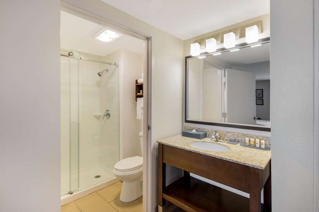 La Quinta Inn & Suites by Wyndham Oakland Hayward - photo 20