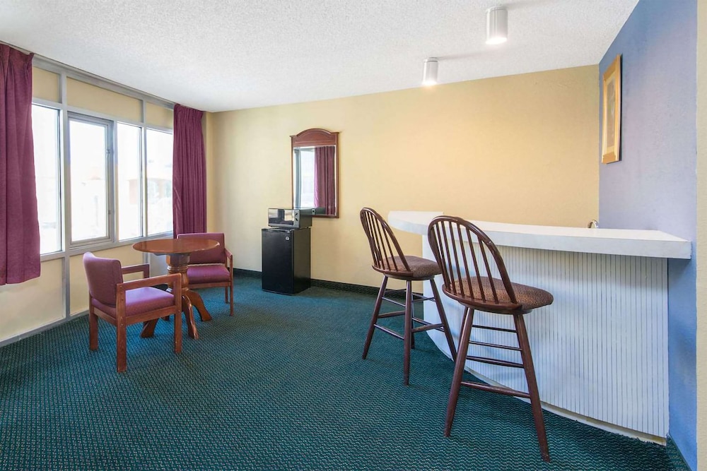 Blue Way Inn & Suites Wichita East - photo 2