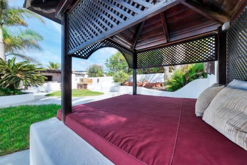 Villa Picasso Private Pool BBQ and Air Con By Lanzarote Vacation Homes — 4-Star Luxury Hotel in Playa Blanca, Spain
