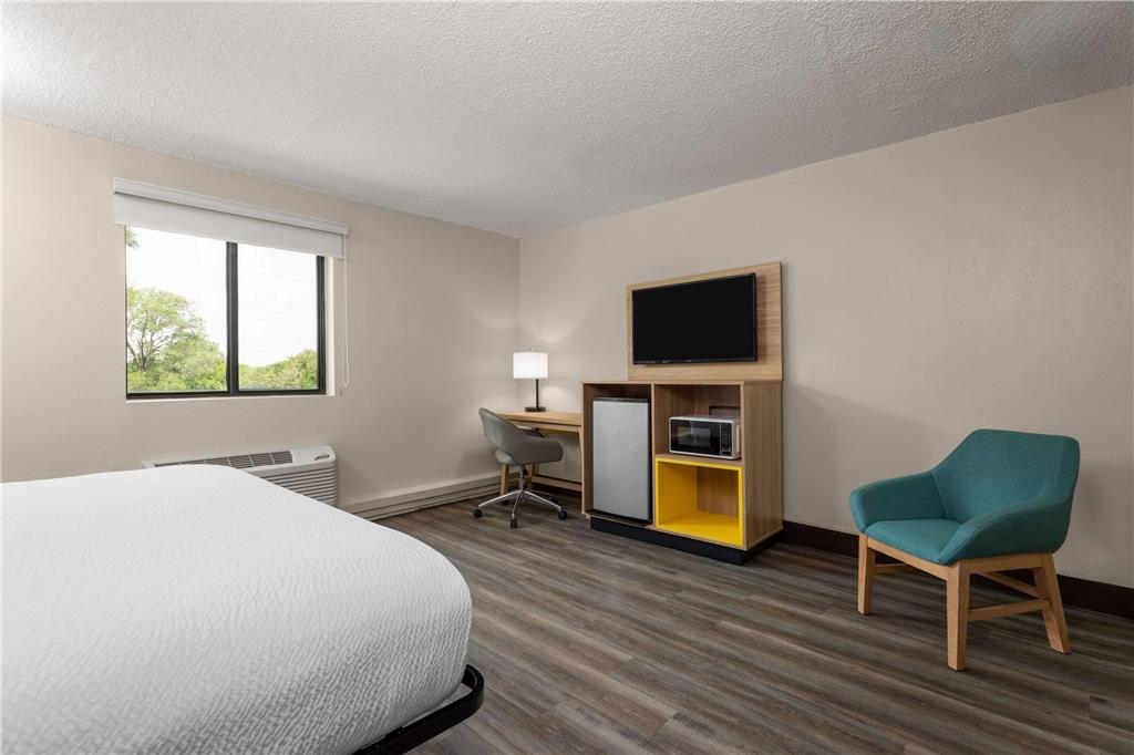 Days Inn and Suites by Wyndham Hammond IN - photo 16