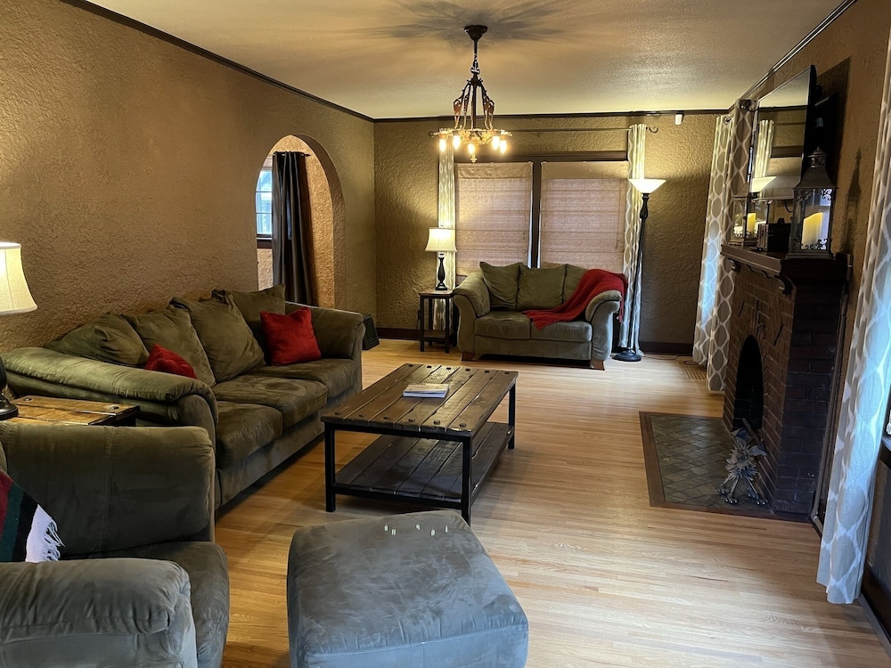 Historic Twin Tudors Inn - photo 32