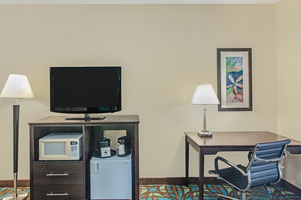 La Quinta Inn & Suites by Wyndham Sarasota I75 - photo 21