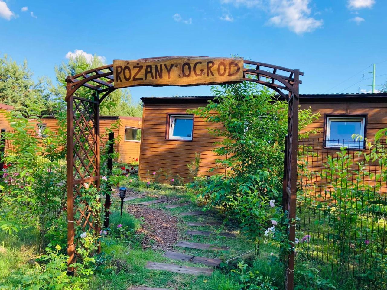Miodowy Zakatek Całoroczne Domki I Pokoje Przy Suntago Deepspot Pyszne Sniadania Grill — hotel in Radziejowice