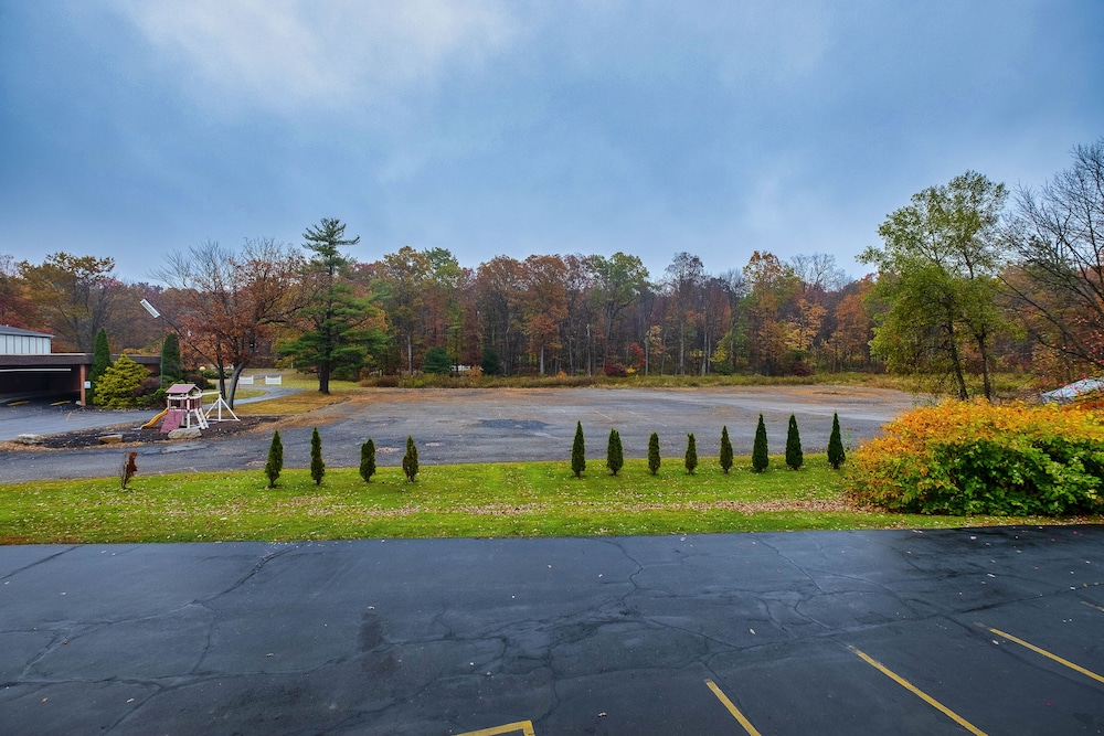 Red Roof Inn & Suites Hazleton - photo 42