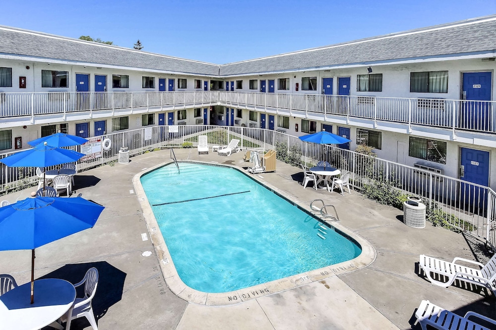 Motel 6 Oakland Airport - photo 16
