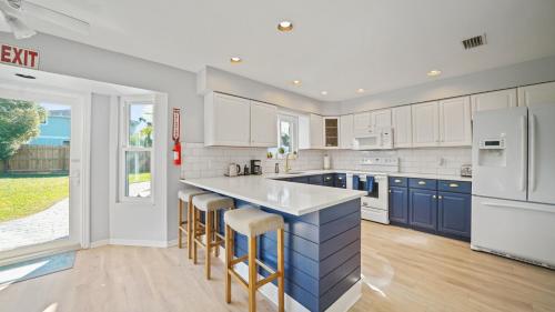 Jacksonville Beach Home Walk to Beach Bars & Restaurants Pet Friendly — 4-Star Luxury Hotel in Jacksonville Beach, United States
