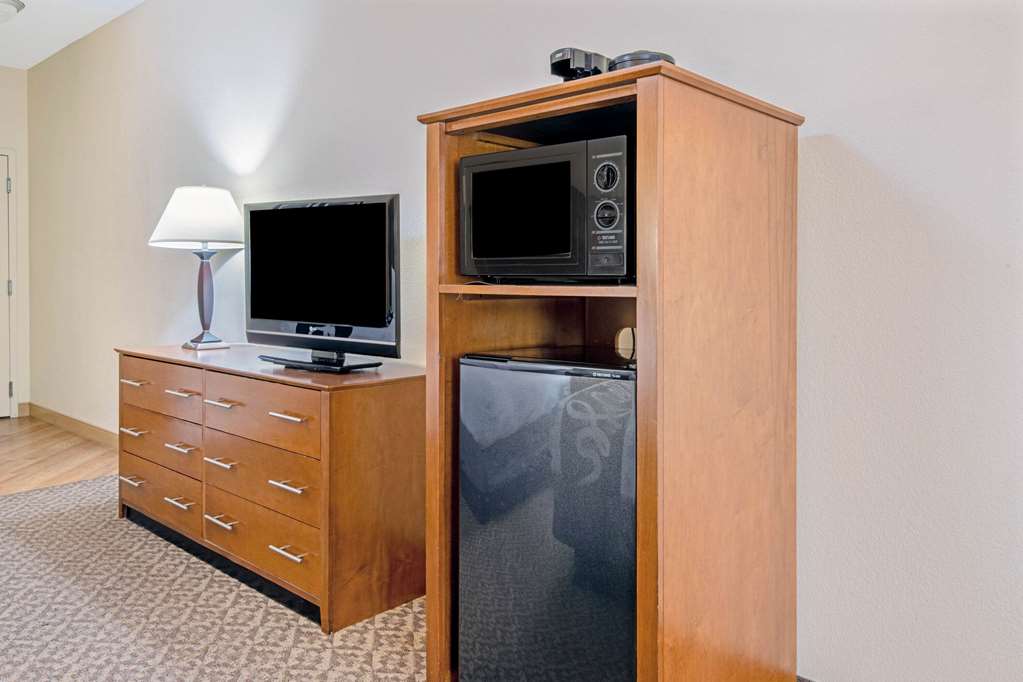 La Quinta Inn & Suites by Wyndham Lawton Fort Sill - photo 21