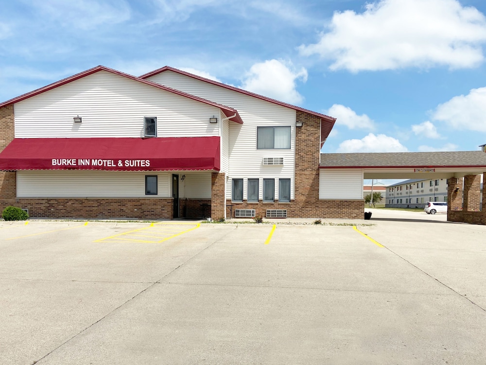 Burke Inn Motel & Suites — hotel in Carroll