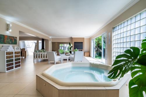 Gem with indoor jacuzzi — 4-Star Luxury Hotel in Cape Town, South Africa