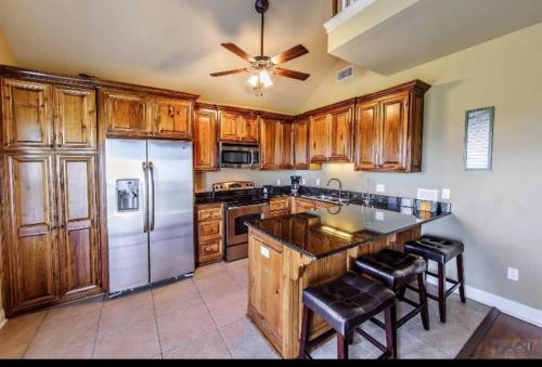 Grand isle Detached Condo Unit F 3 bedrooms 1 bath Easy beach access pet ok — 4-Star Luxury Hotel in Grand Isle, United States