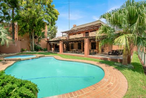 Stylish 2 Bedroom Retreat with Private Garden — 4-Star Luxury Hotel in Johannesburg, South Africa