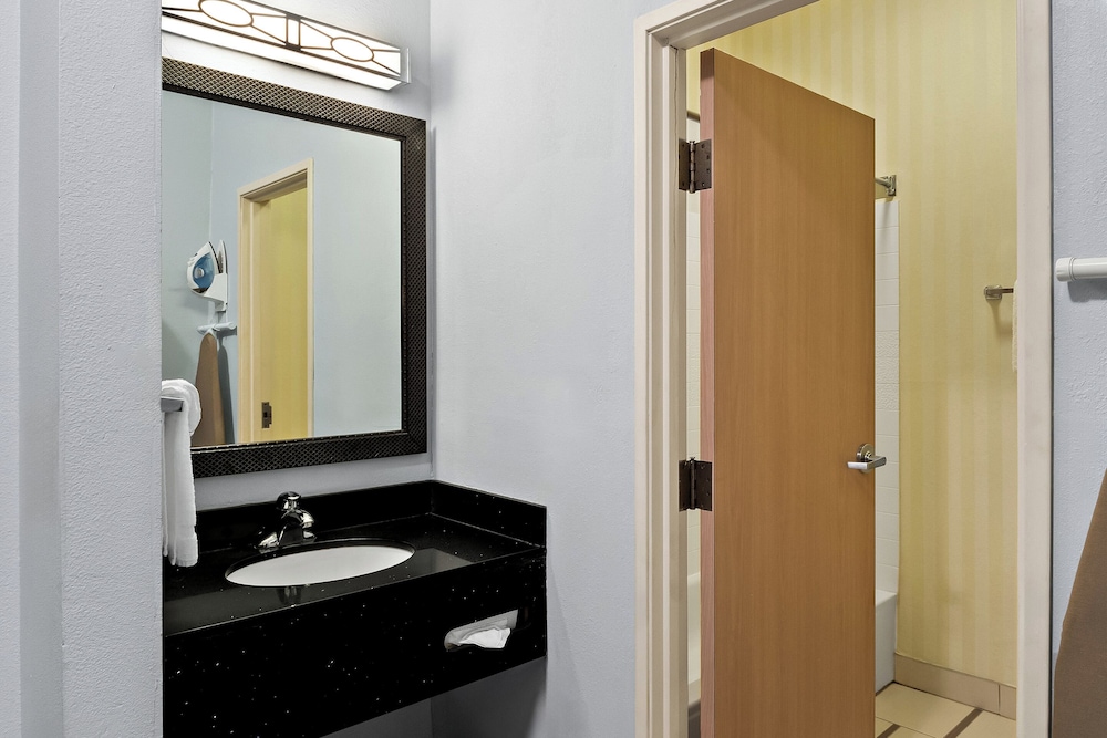 HomeTowne Studios by Red Roof East Lansing Okemos - photo 25