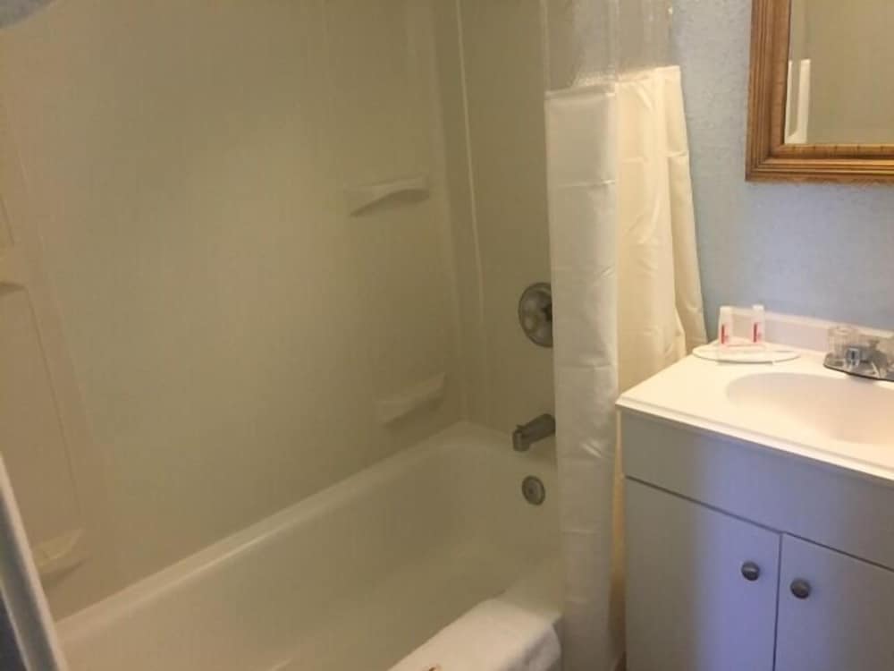 Days Inn by Wyndham Cleveland Lakewood - photo 18