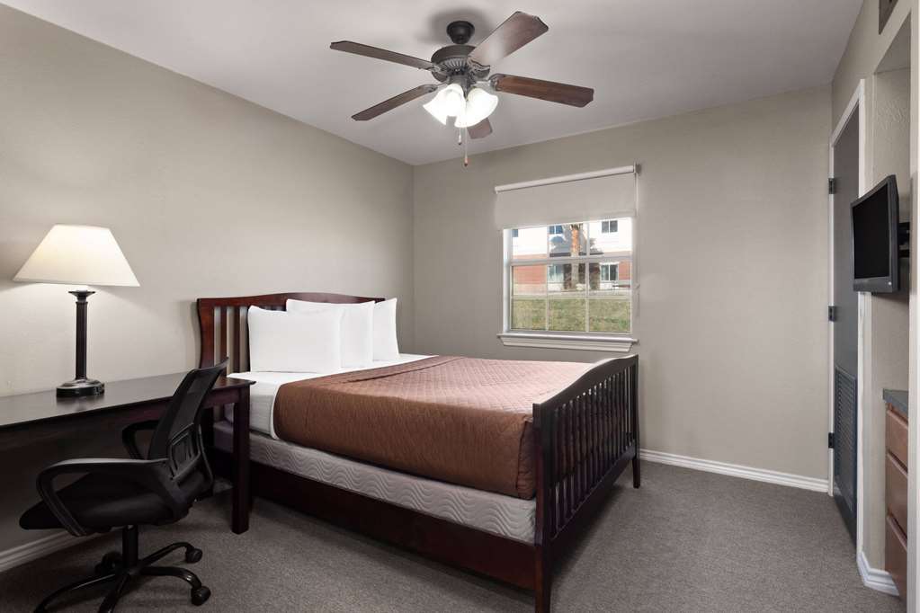 Eagle's Den Suites Kenedy a Travelodge by Wyndham - photo 23