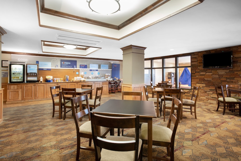 Holiday Inn Express Hotel & Suites Lander by IHG - photo 34