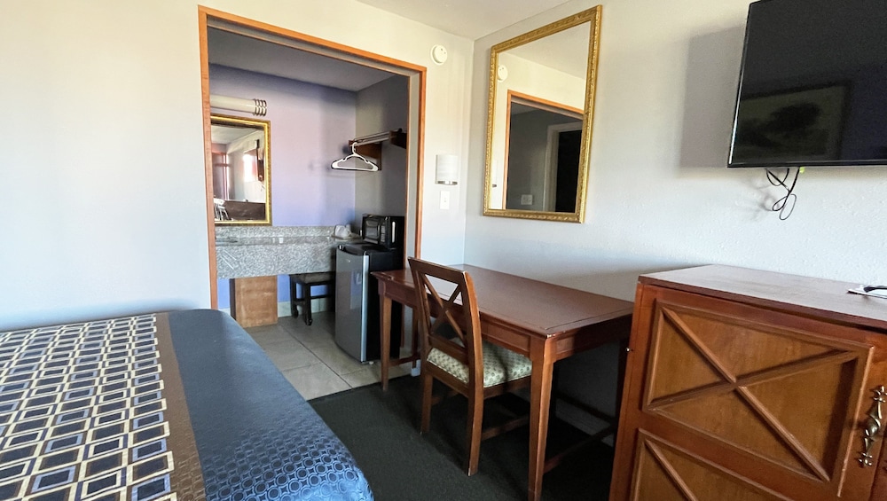 Royal Inn Linden - photo 4