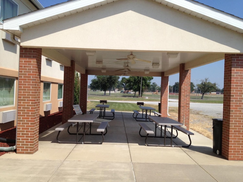 Fairgrounds Inn - photo 22