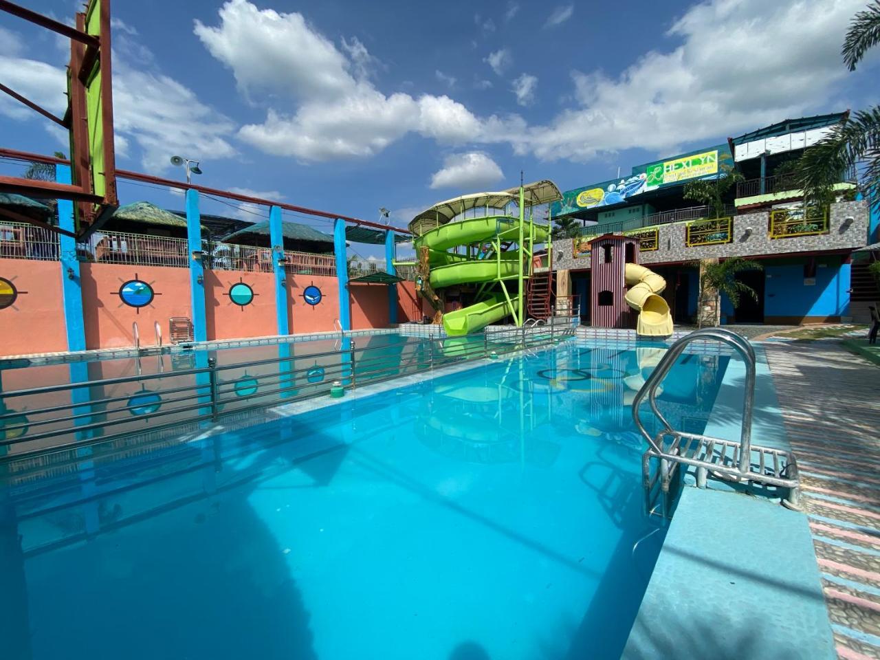 RedDoorz Plus @ Lhexlyn Resort San Narciso — hotel in San Narciso