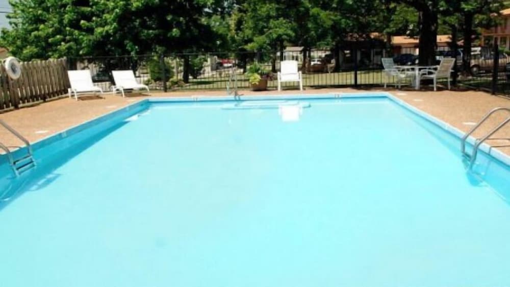 The Parkwood Inn & Suites - photo 19