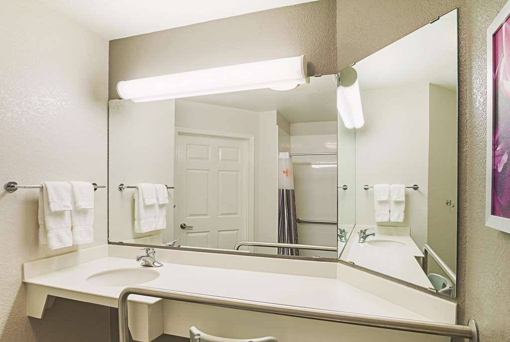 La Quinta Inn & Suites by Wyndham Fort Worth North - photo 23
