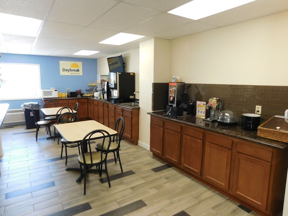 Days Inn by Wyndham West Branch Iowa City Area - photo 25