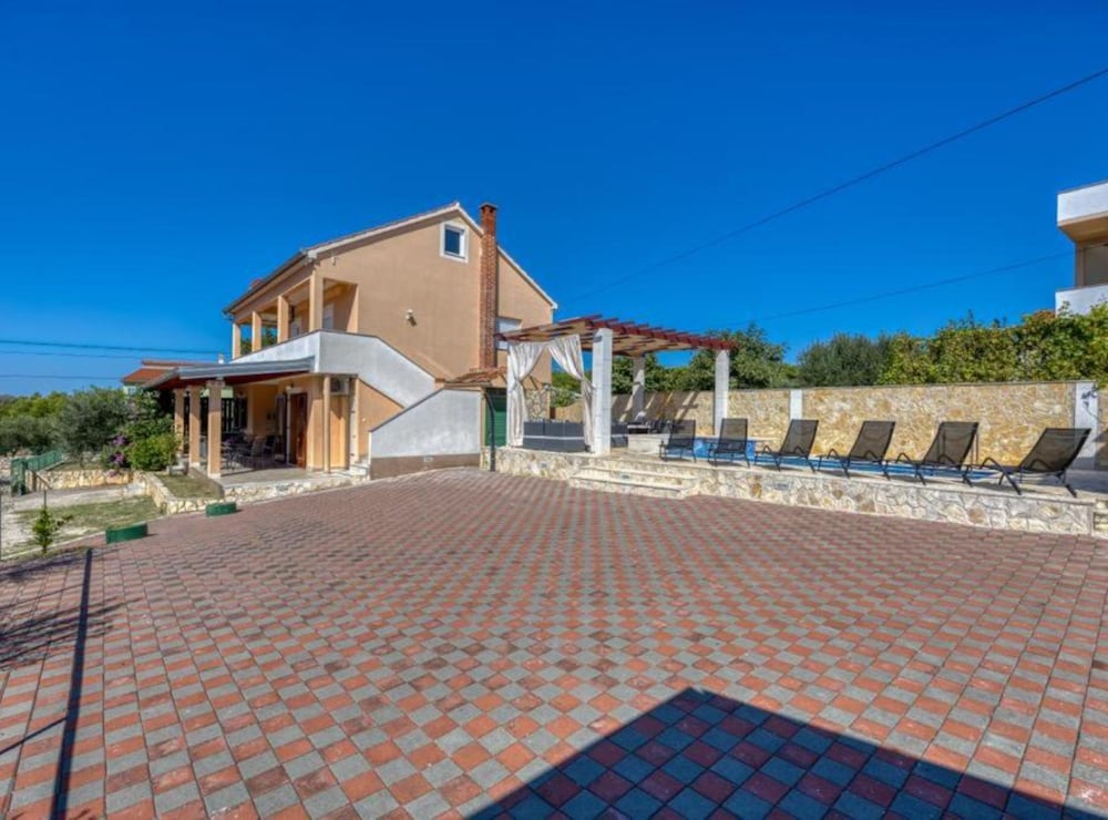 Villa Lara Family Retreat with Sea View & Pool — 4-Star Luxury Hotel in Sveti Filip I Jakov, Croatia